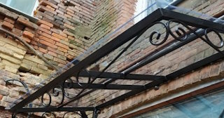 Угловые козырьки для частных домов и входов в Назарово - НавесыНрв от 1770 рублей